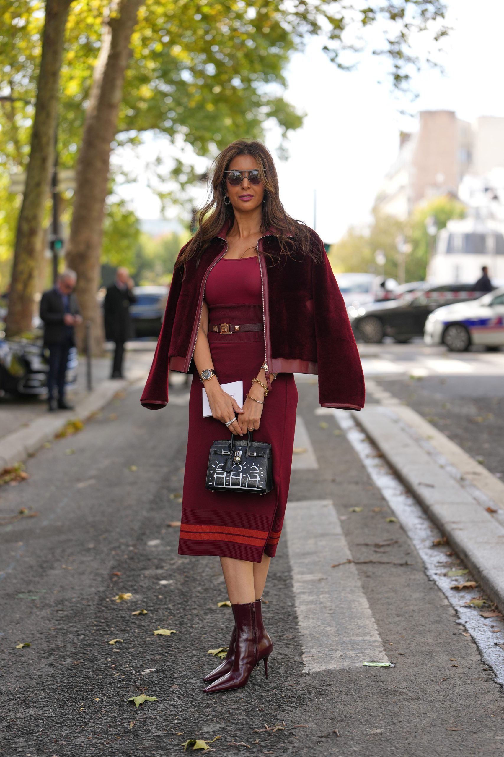 Modell piros ruhában pózol