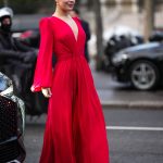 Modell piros ruhában pózol