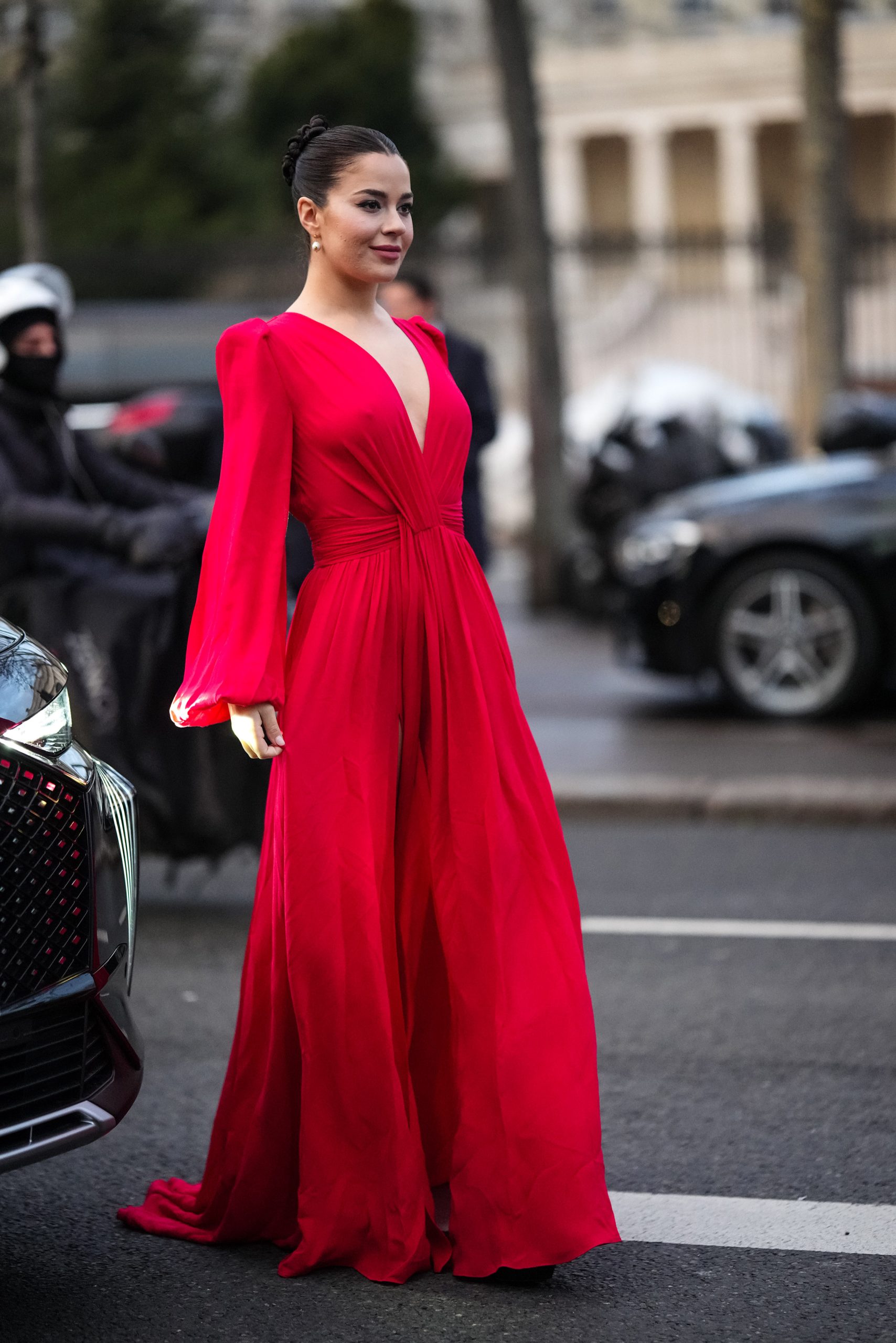 Modell piros ruhában pózol