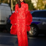 Modell piros ruhában pózol