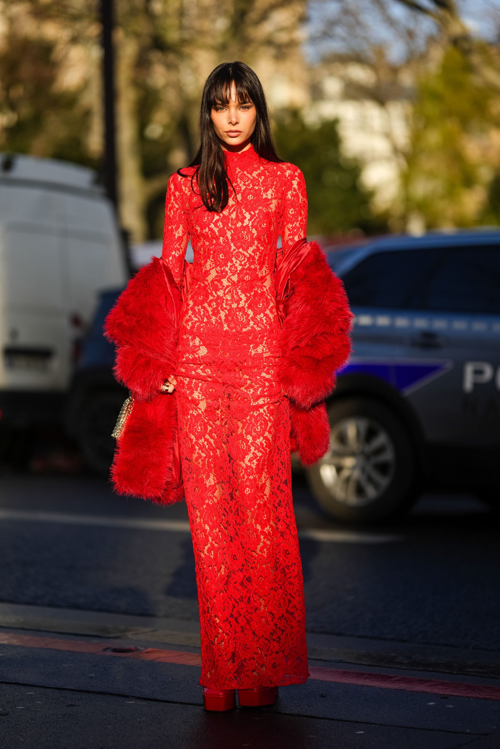 Modell piros ruhában pózol