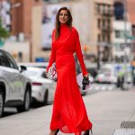 Modell piros ruhában pózol