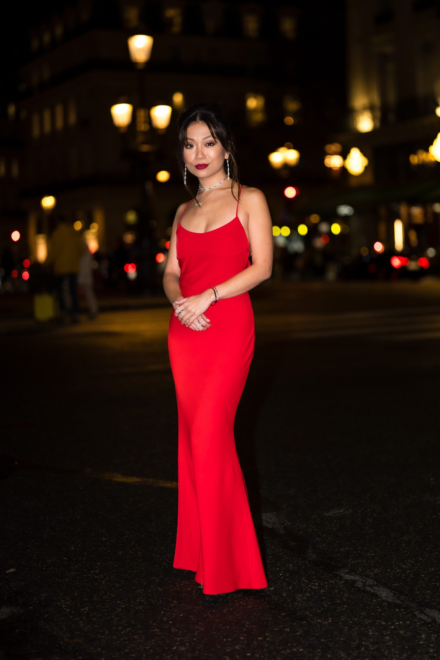 Modell piros ruhában pózol