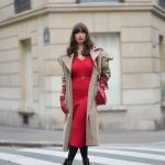 Modell piros ruhában pózol