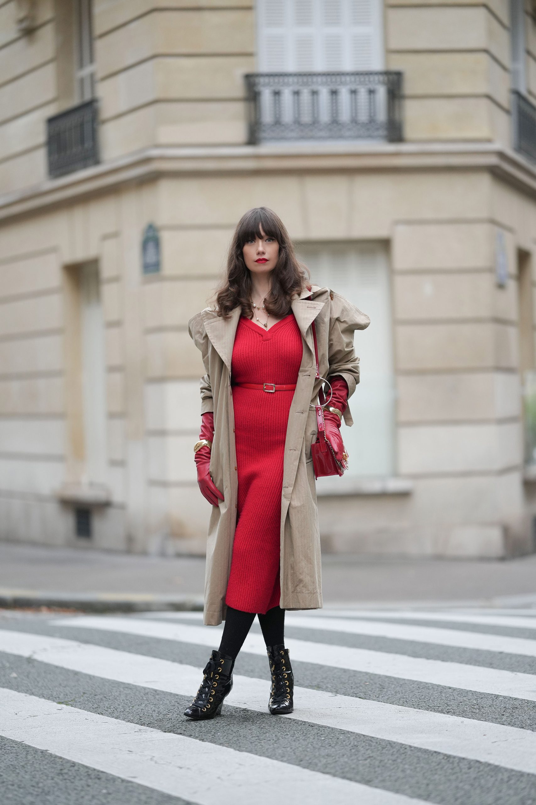 Modell piros ruhában pózol