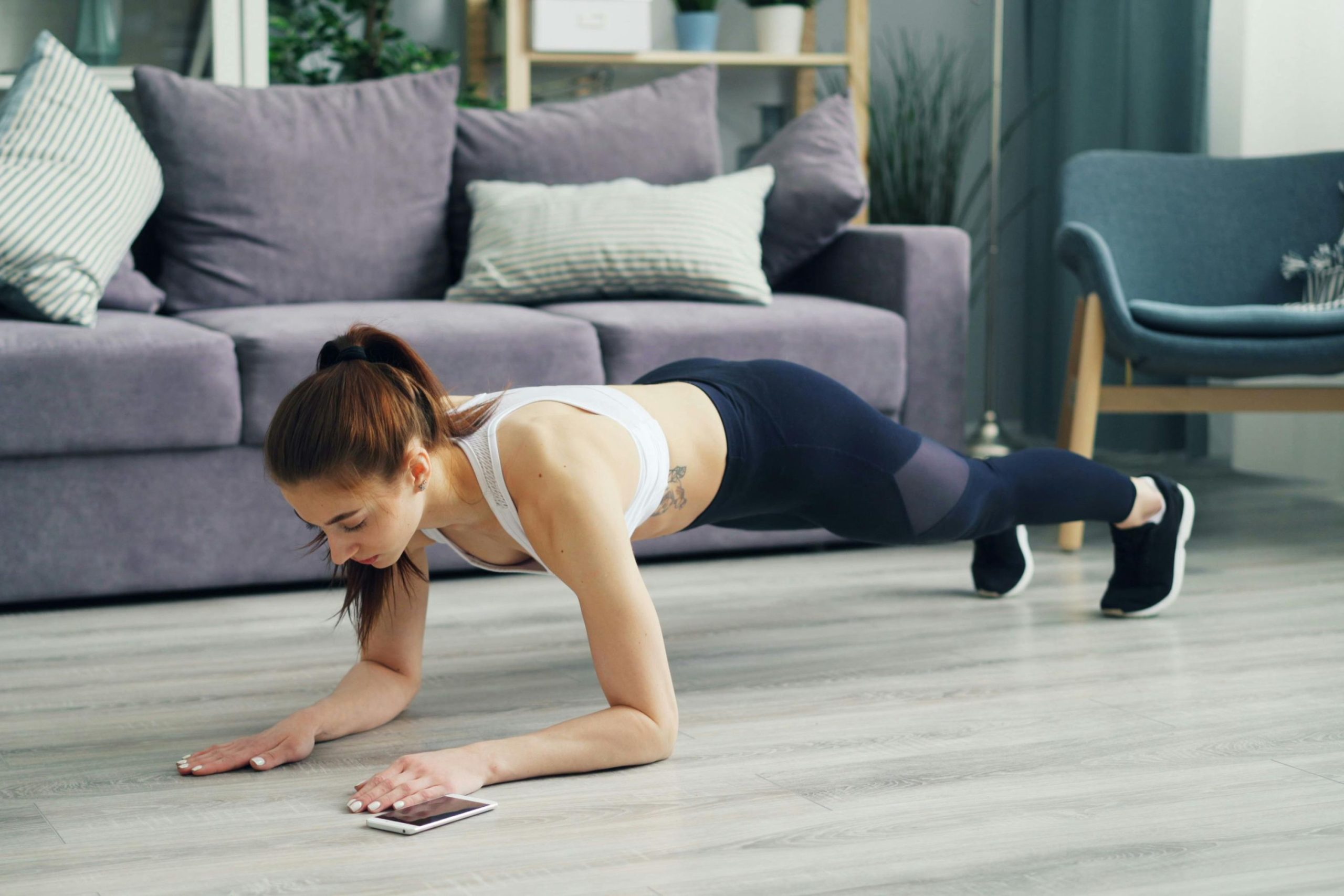 Plankingelő fiatal nő