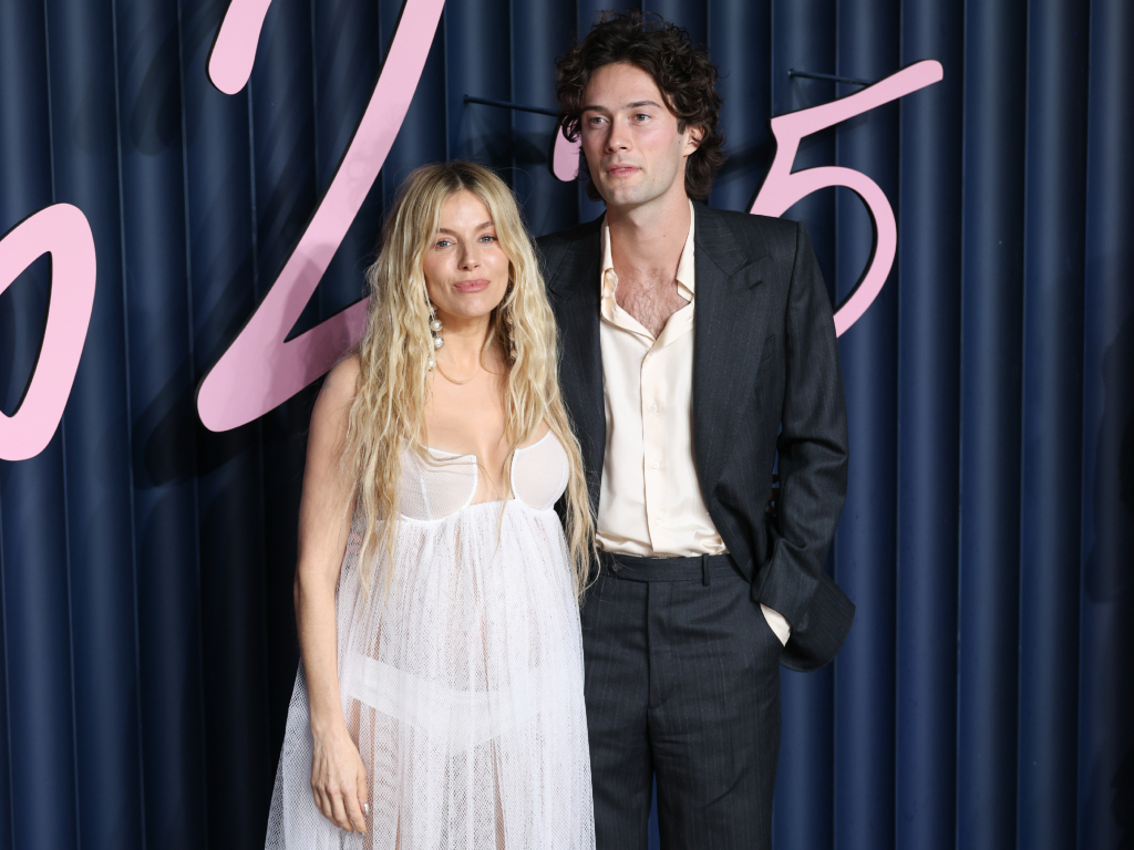 A várandós Sienna Miller és párja, Oli Green a 2025-ös British Fashion Awardson