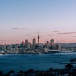 4. Auckland, Új-Zéland: Auckland a városi kifinomultság és a természeti szépség egyedülálló keveréke. A várost lenyűgöző tájak veszik körül, beleértve a szunnyadó vulkánokat és a gyönyörű strandokat. Egyensúlyt kínál a kaland és a pihenés között, a túrázástól a világszínvonalú étkezésig terjedő tevékenységekkel. A város a kulturális sokszínűség központja, gazdag élményekkel, amelyek csodálatos hellyé teszik a látogatást.