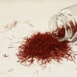 Sáfrány kiszóródva egy üvegcséből