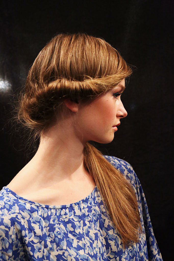 modell elegáns hajjal, szilveszteri frizura ötlet