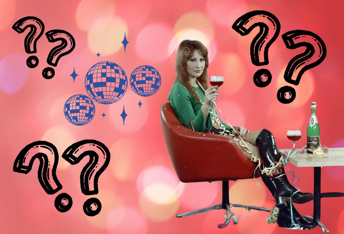 Rózsaszín buli fények a háttérben, diszkógömb grafika, fekete kérdőjelek, szilveszteri partin készült kép piros műbőr fotelben ülő fiatal nőről, zöld felsőben és térdcsizmában emeli a poharát, nyakában szerpentinek
