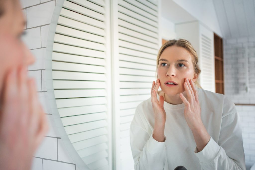 teli-borapolasi-szabalyok | Marie Claire Fiatal nő a tükörben nézi magát