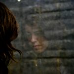 Szomorú nő lehajtott fejjel