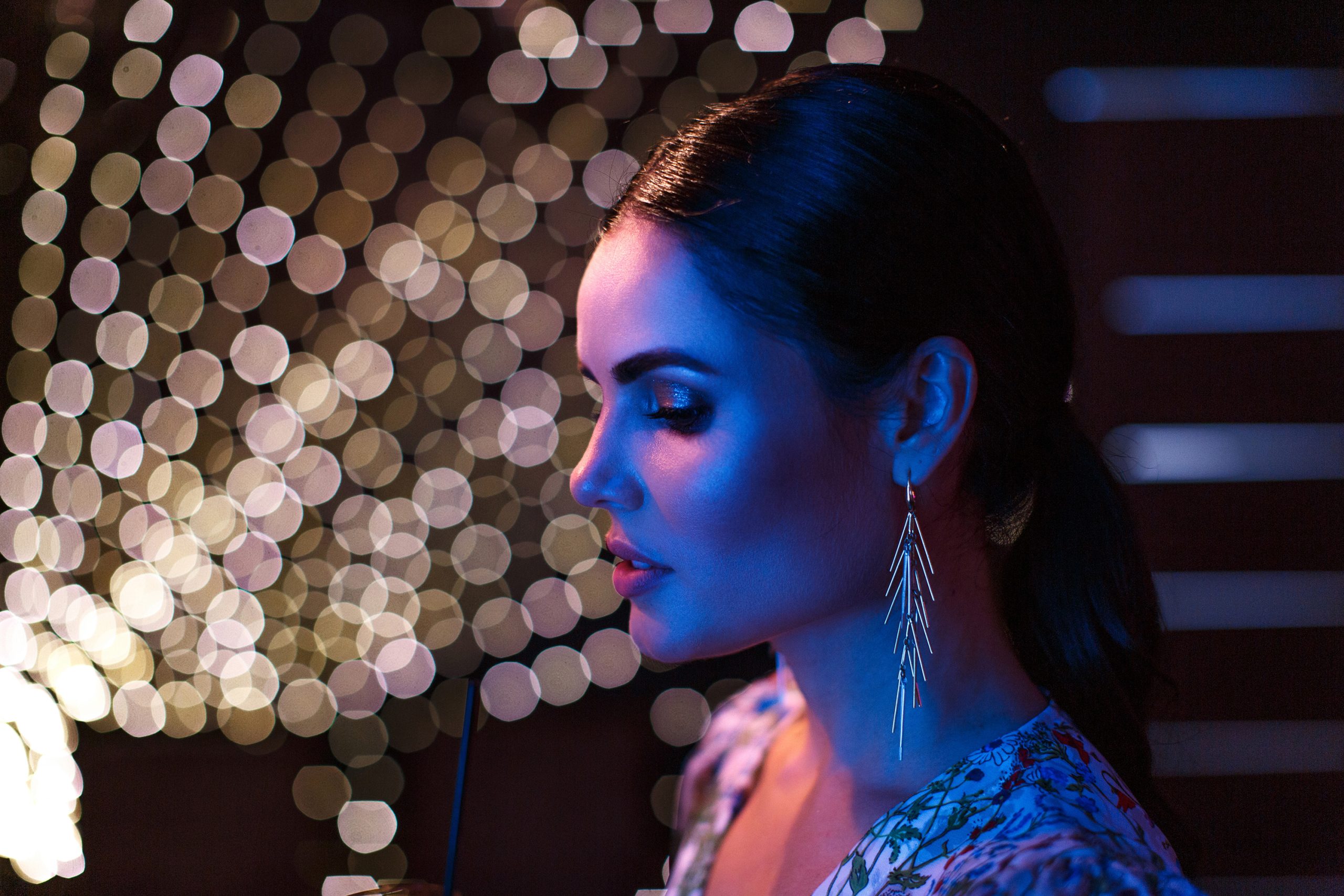 Modell csillogó ékszerben