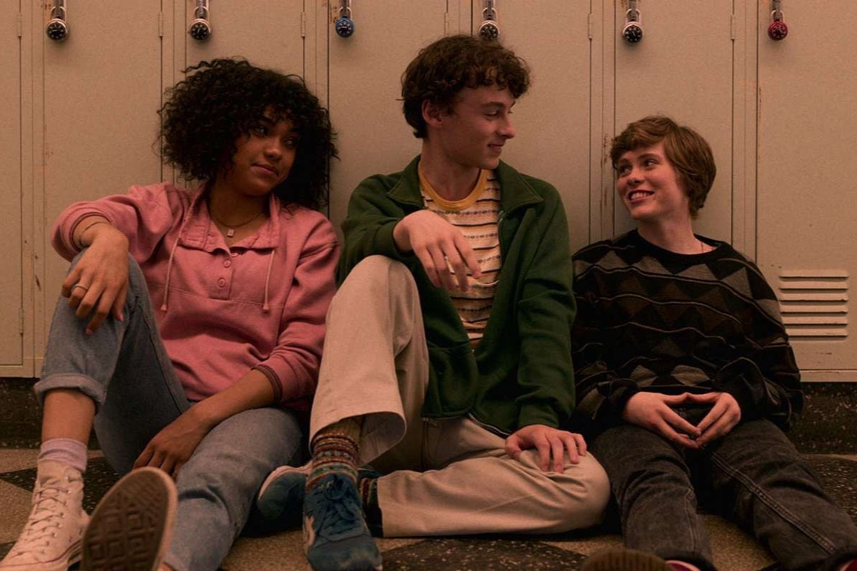 Jelenet az Ez így nem oké című sorozatból: 3 fiatal iskolai szekrény előtt ül