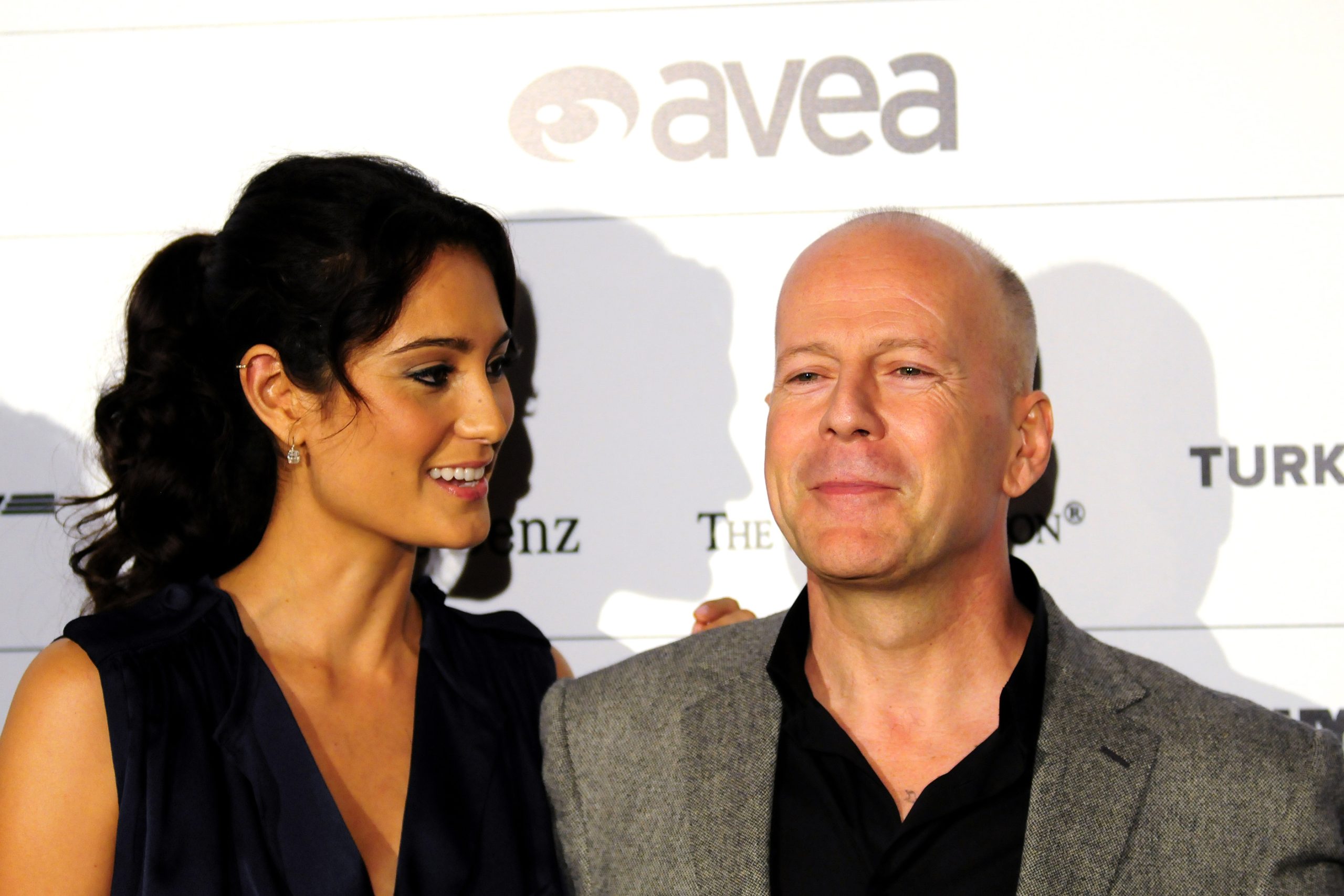 Bruce Willis zakóban, fekete ingben és Emma Willis fekete ruhában, 2009-ben Törökországban.