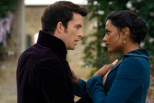 Kate Sharma (Simone Ashley) és Anthony Bridgerton (Jonathan Bailey)