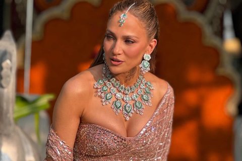 Jennifer Lopez indiai esküvőn lépett fel talpig ékszerben és tradicionális viseletben
