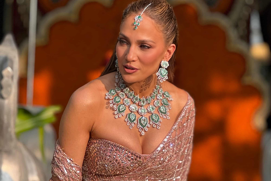 Jennifer Lopez indiai esküvőn lépett fel talpig ékszerben és tradicionális viseletben