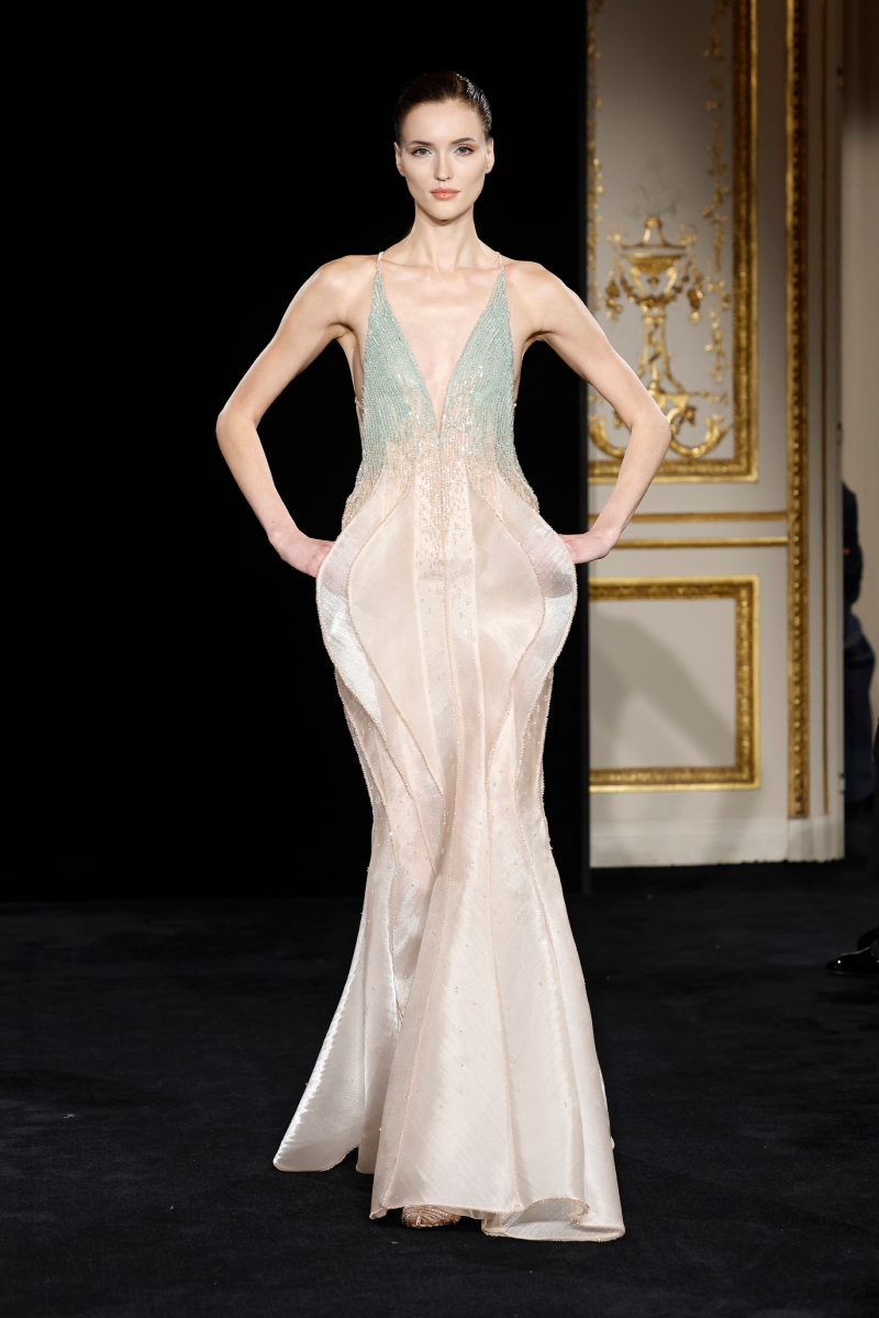 Barna hajú modell az Armani Privé 2026-os tavaszi–nyári kollekciójának bemutatóján áttetsző estélyi ruhában