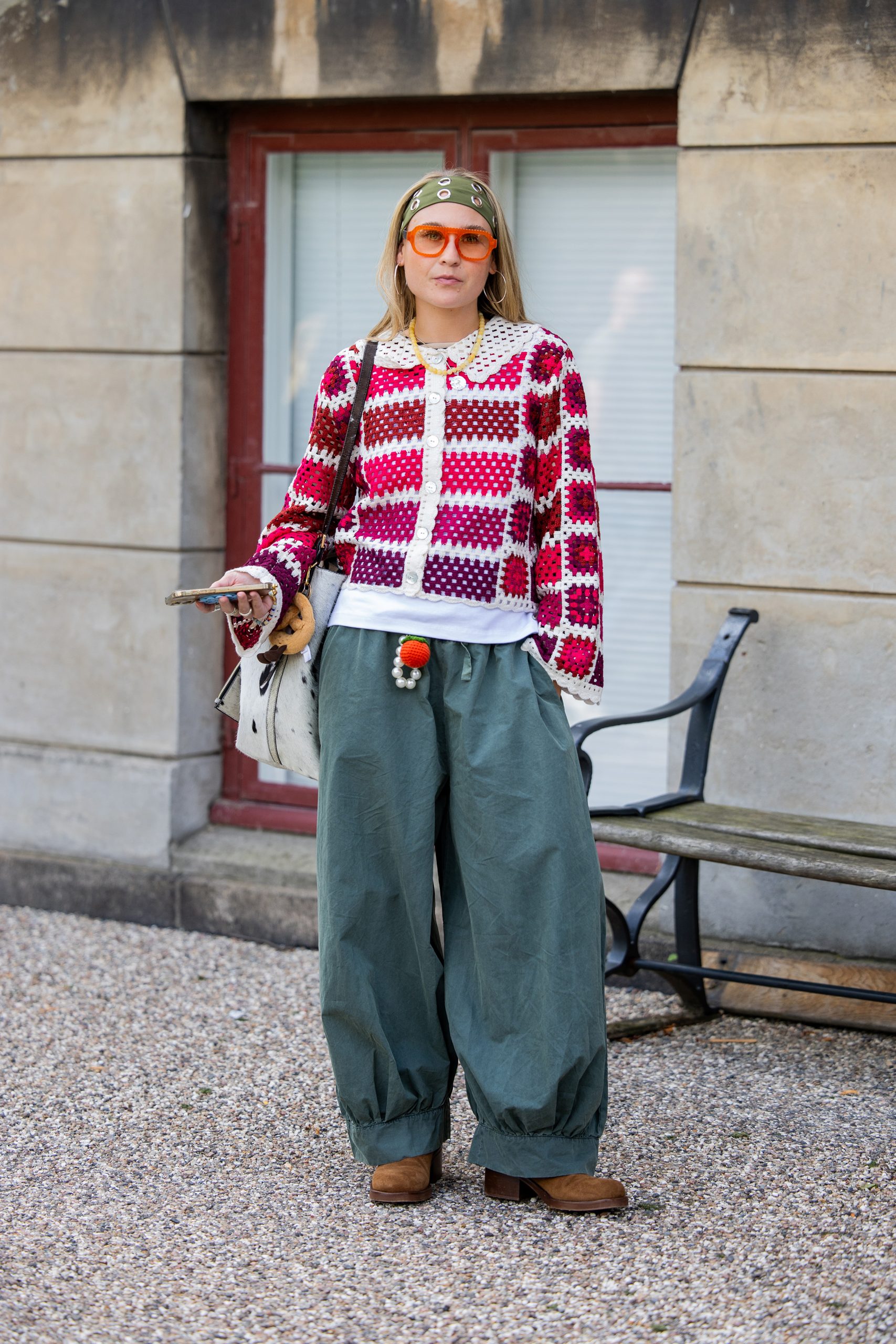 Modell csizmában pózol az utcán