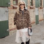 Modell csizmában pózol az utcán