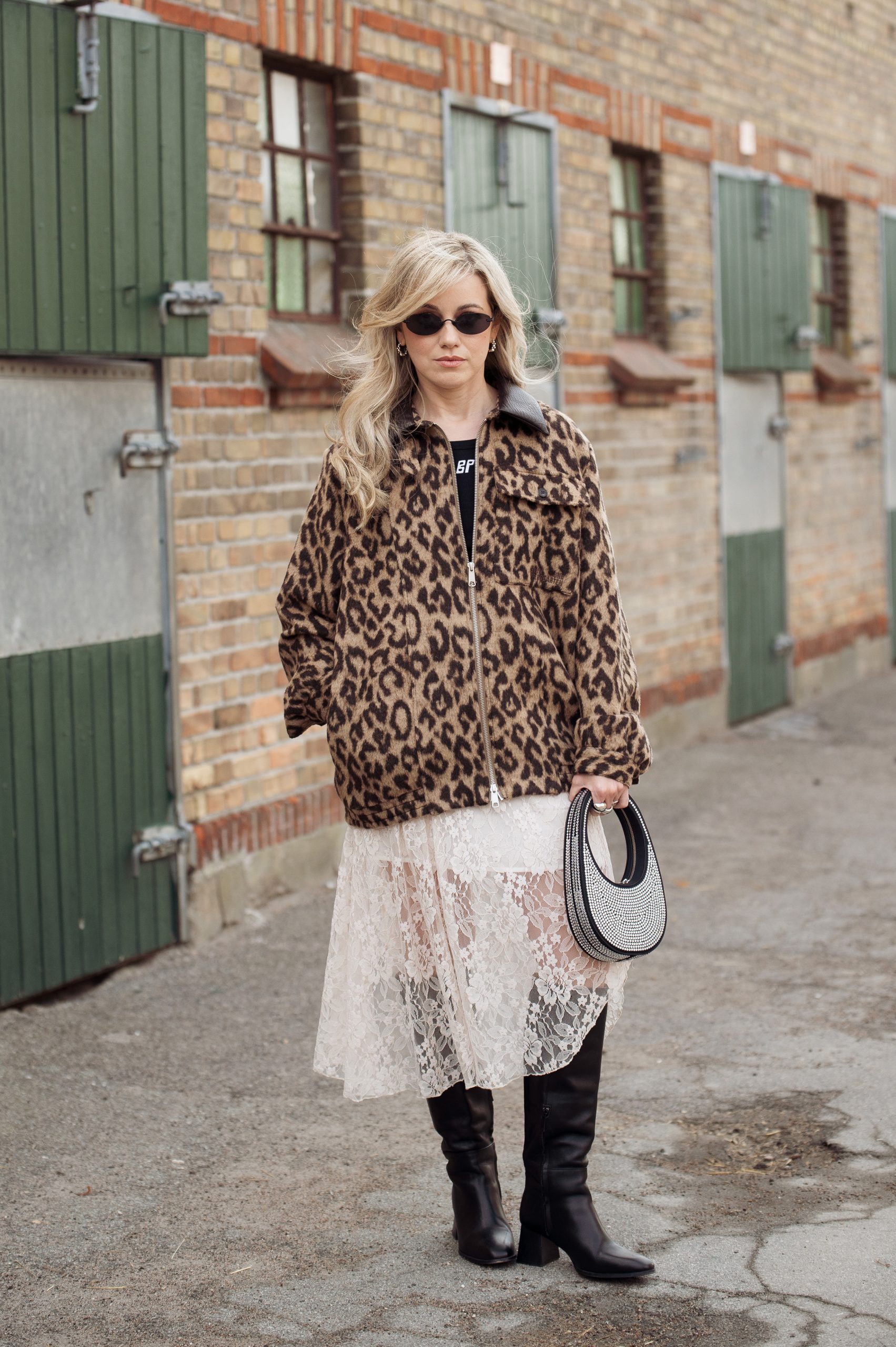 Modell csizmában pózol az utcán