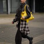 Modell csizmában pózol az utcán