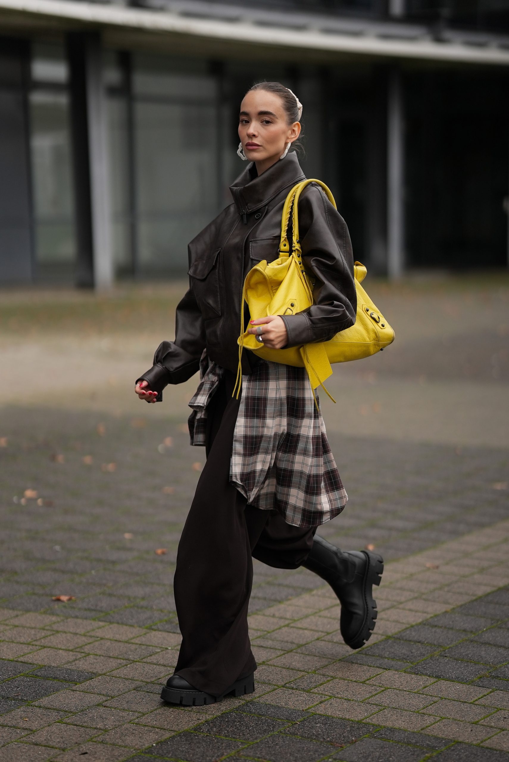 Modell csizmában pózol az utcán