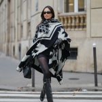 Modell csizmában pózol az utcán