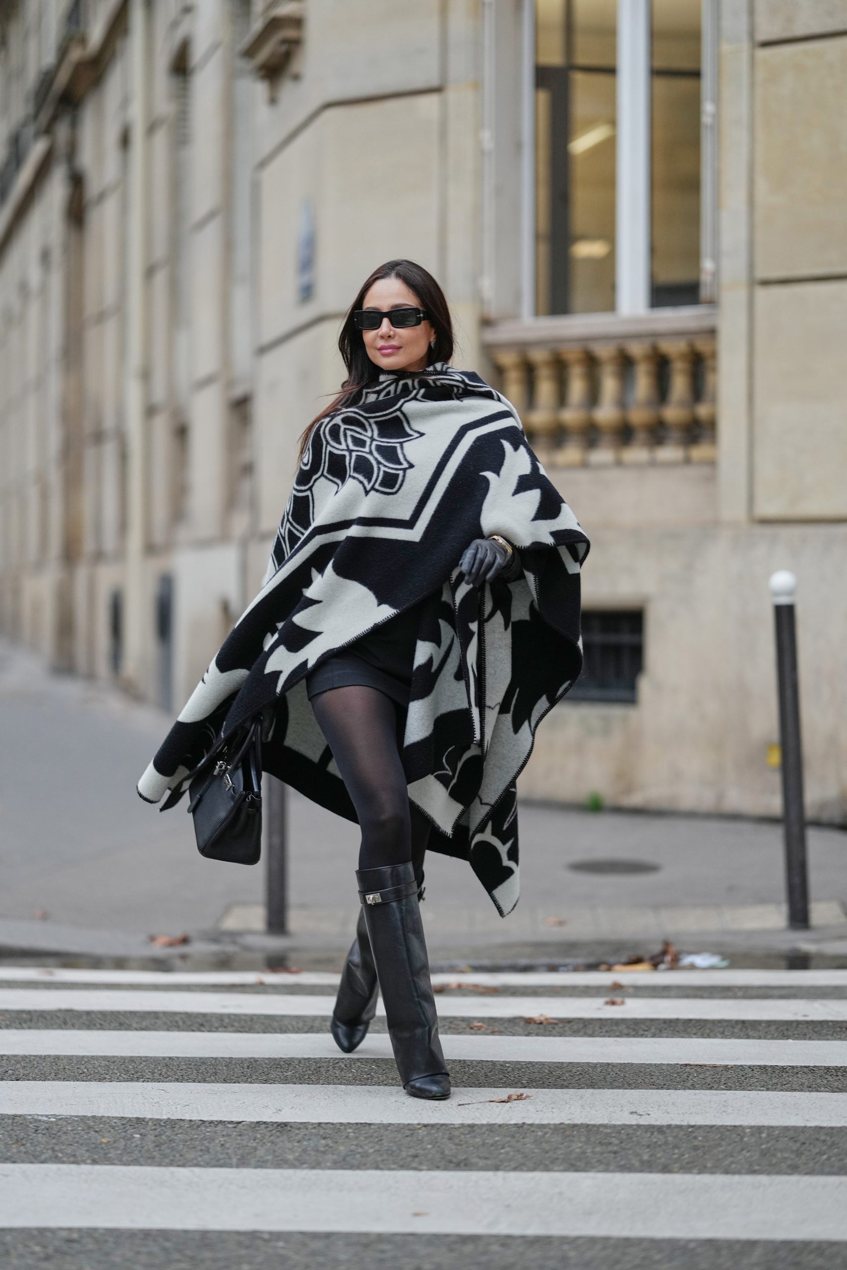 Modell csizmában pózol az utcán