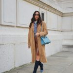 Modell csizmában pózol az utcán