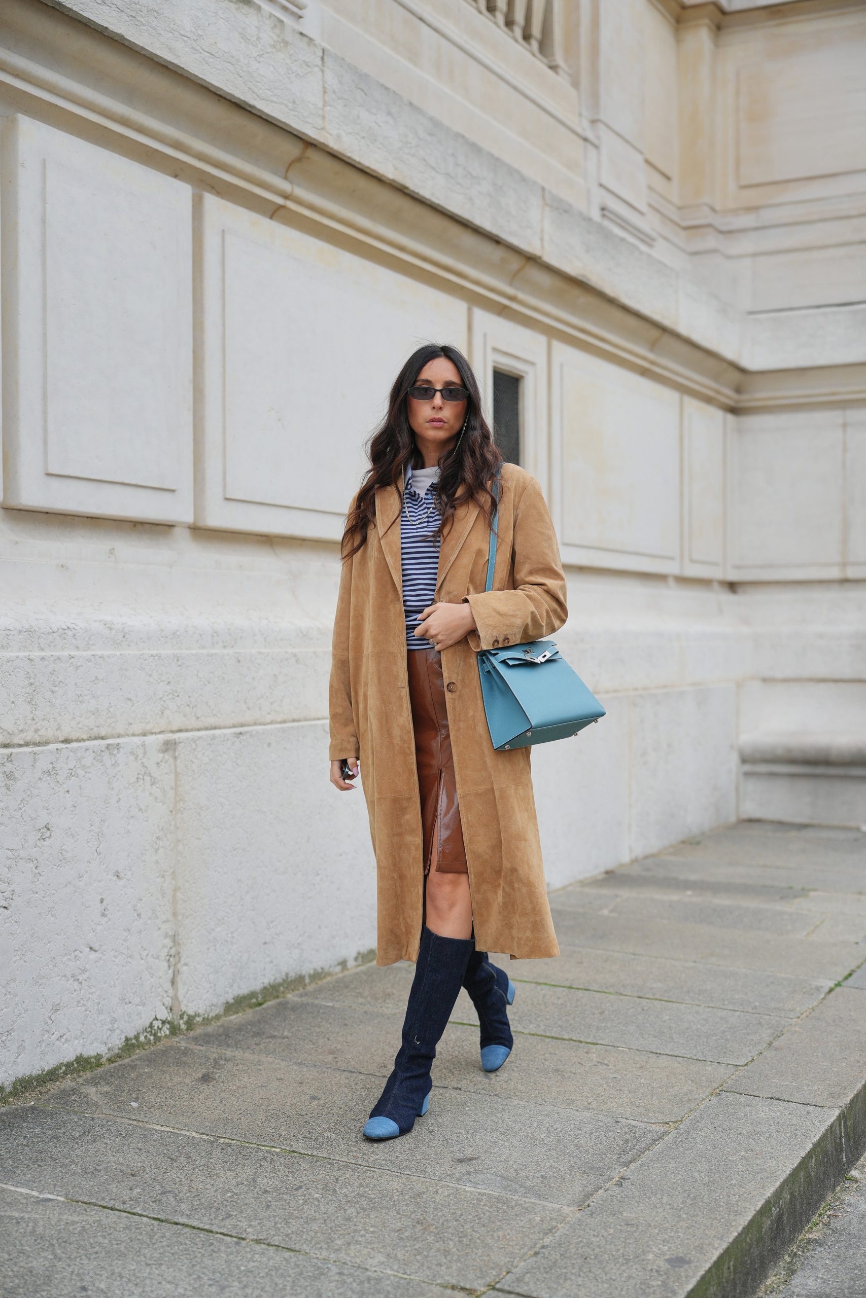 Modell csizmában pózol az utcán