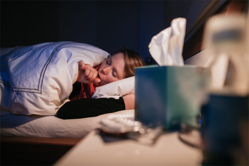 covid-vagy-influenza-ez-a-fontos-kulonbseg-a-tunetek-kozott-amibol-felismerheted | Marie Claire beteg nő köhög az ágyban