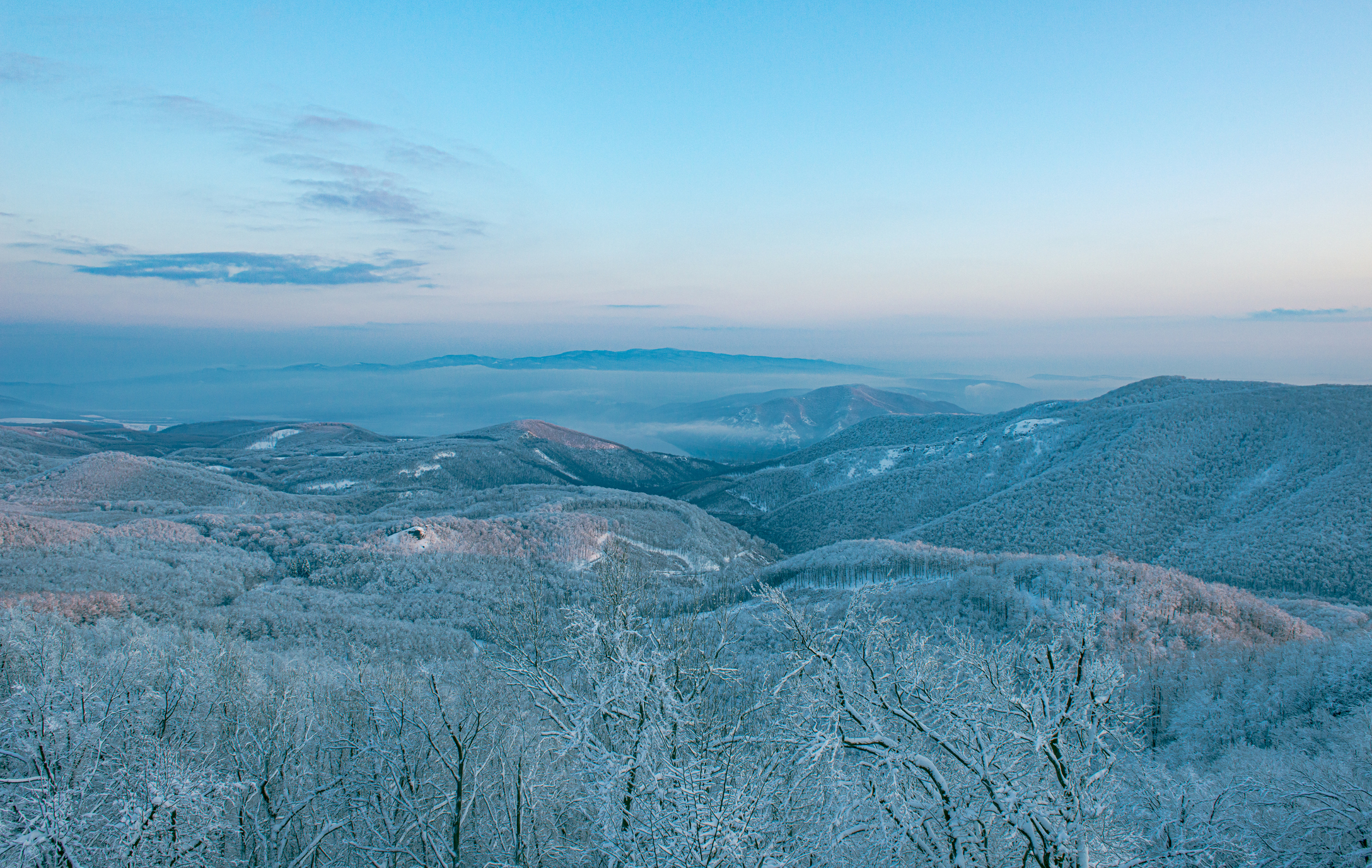 idojaras-mennyi-ho-lesz-itt-szankozhatsz-a-hetvegen | Marie Claire Friss hó borítja Dobogókőt, a Pilis-hegység szívét,