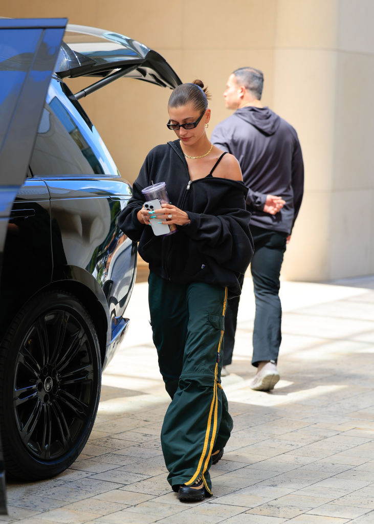 Hailey Bieber retro melegítőben