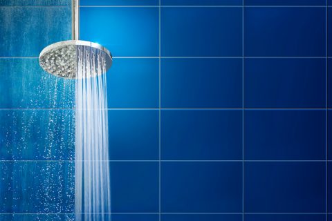 kék burkolat, zuhanyrózsa amelyből vízsugár folyik