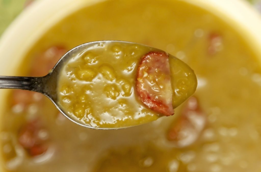 Répa és sárgaborsóleves kanálon