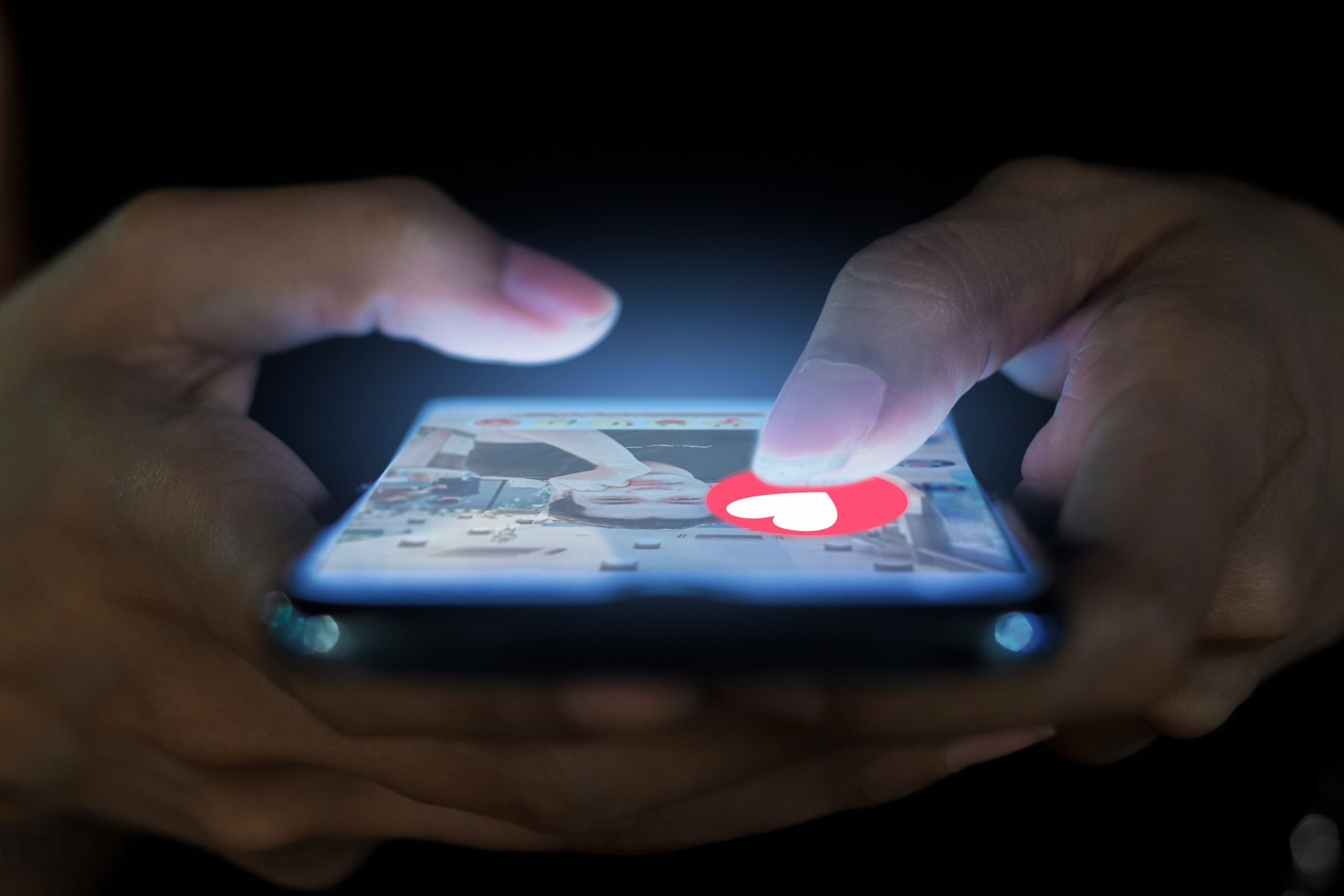 Egy nő kezében telefon és randi app