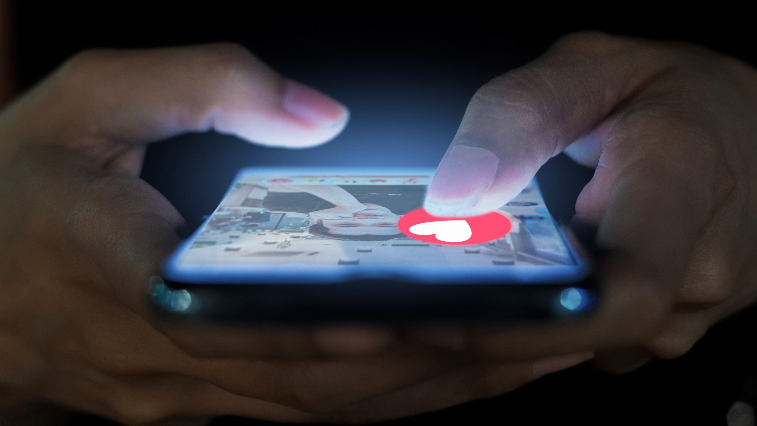 Egy nő kezében telefon és randi app