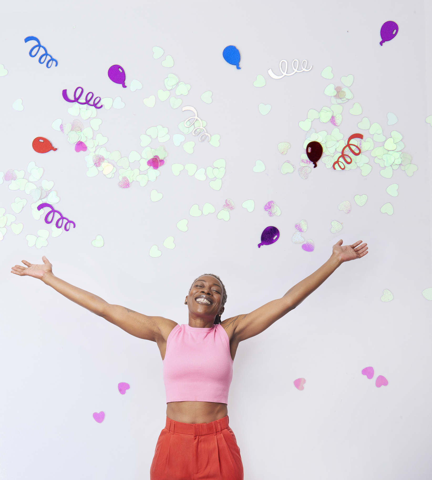 horoszkop-2026-3-csillagjegy-belep-elete-legjobb-idoszakaba | Marie Claire konfetti és grafikai elemek veszik körül a vidám nőt