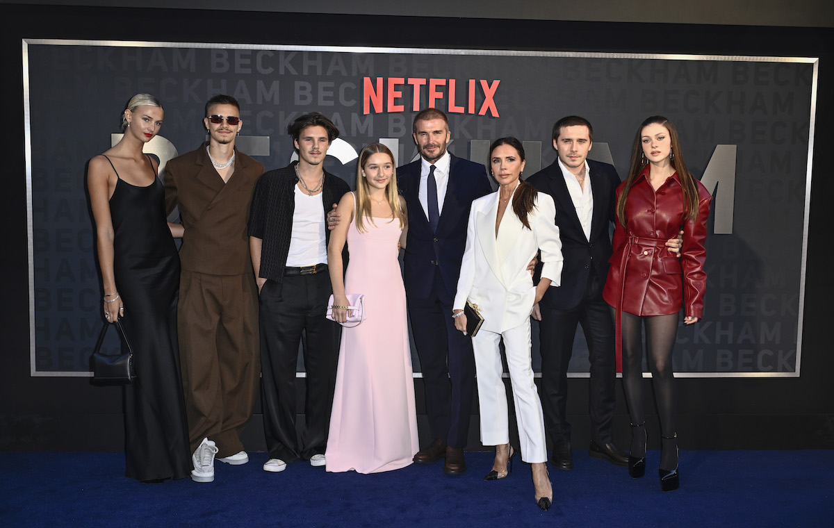 Mia Regan, Romeo Beckham, Cruz Beckham, Harper Beckham, David Beckham, Victoria Beckham, Brooklyn Peltz Beckham és Nicola Peltz Beckham a Netflix 'Beckham' című műsorának bemutatóján 2023-ban. 