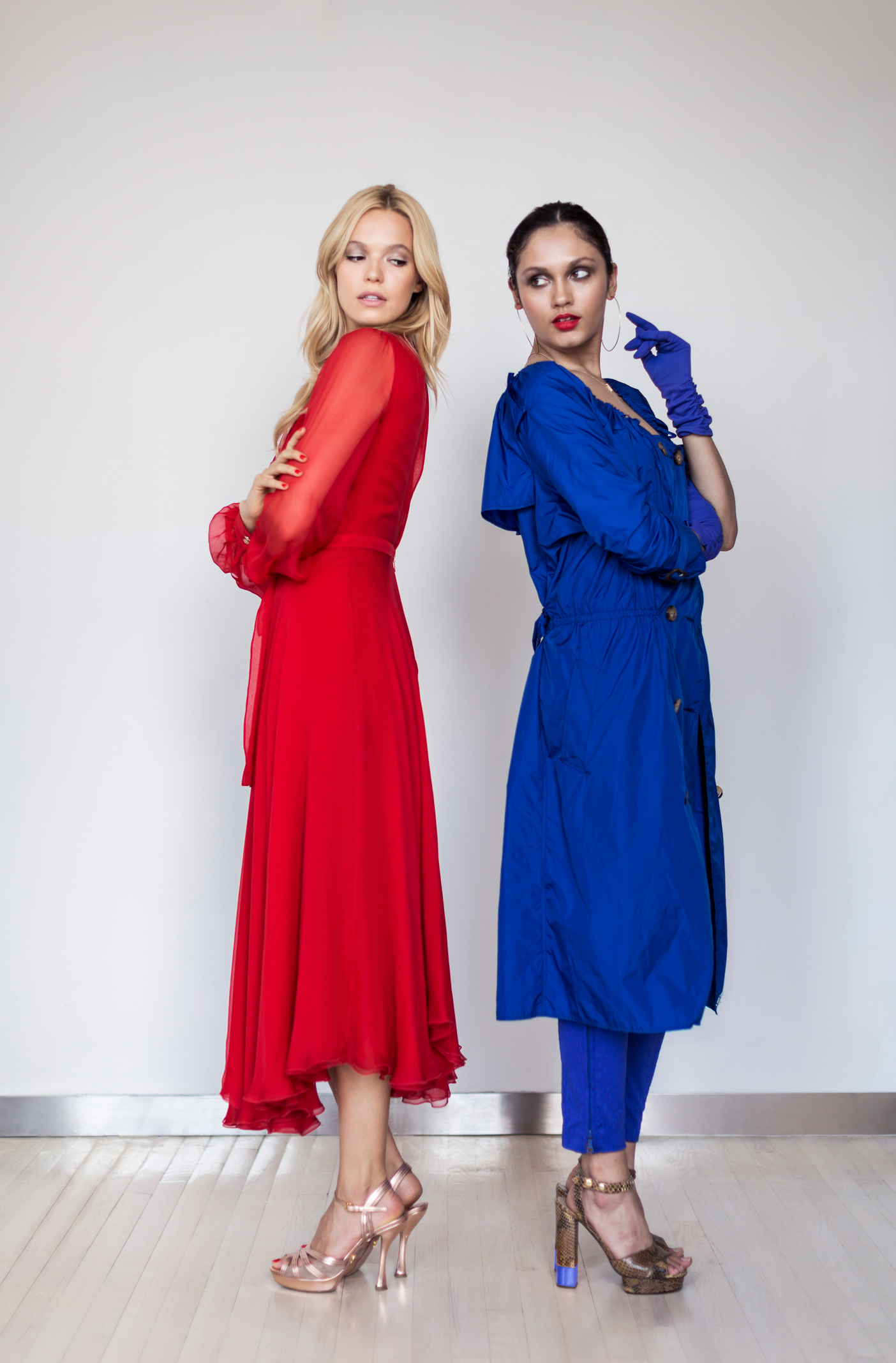 Két nő, az egyik piros ruhát, a másik kéket visel