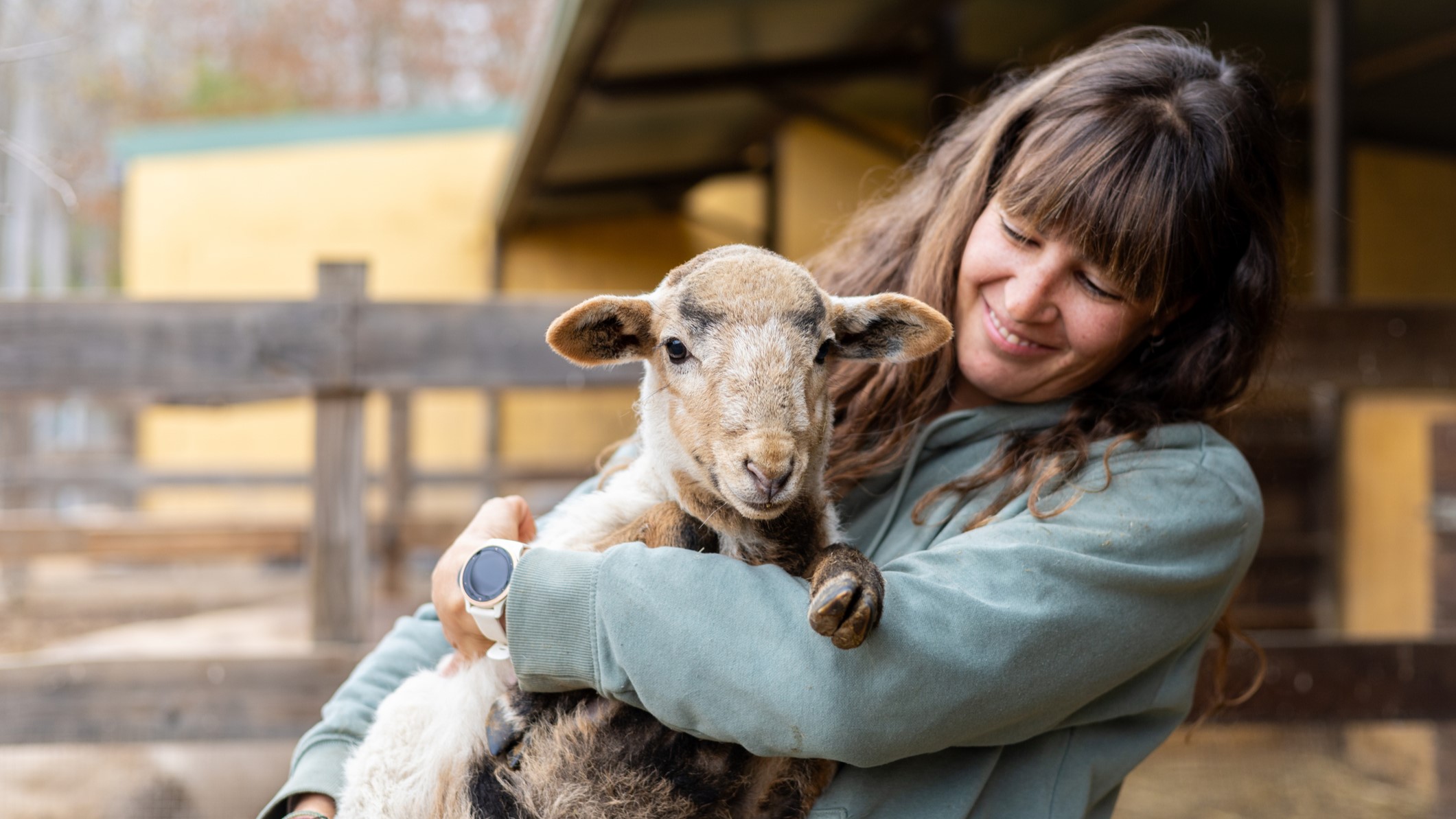 veganuar-2026-rengeteg-magyar-volt-nyitott-a-valtozasra | Marie Claire Egy lány birkát ölel