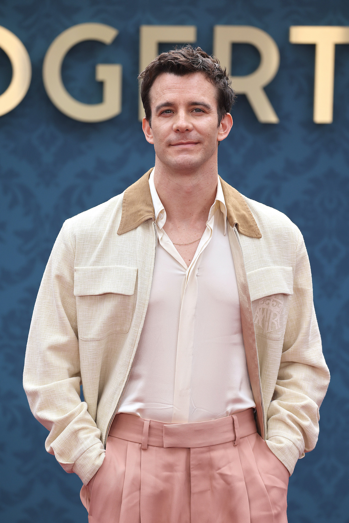 Luke Thompson zakóban és rózsaszín ingben