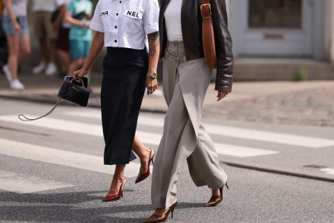 Két divatos nő sétál