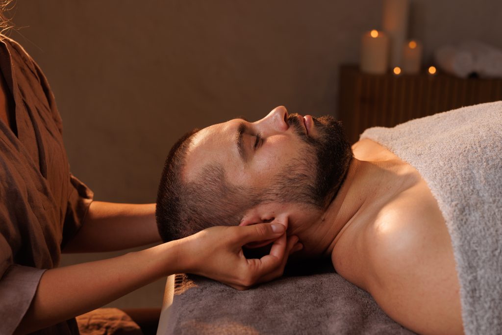 mire-jo-a-fulcimpa-evolucios-hiba-vagy-erogen-zona | Marie Claire Férfi a fülcimpája masszírozását élvezi