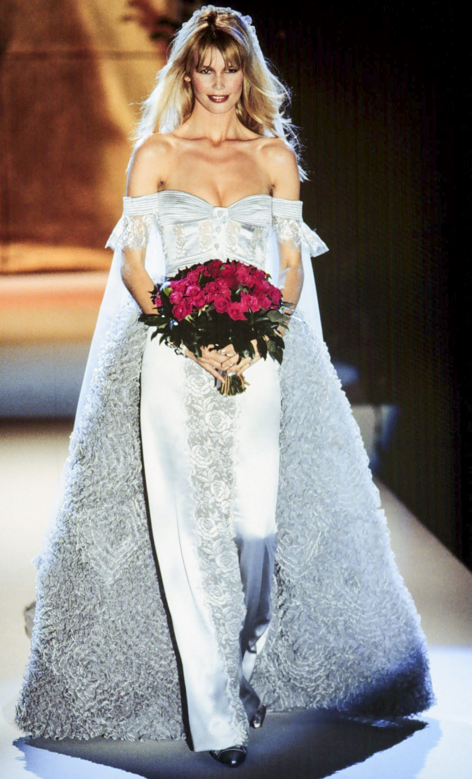Claudia Schiffer a kifutón a Valentino 1995-ös tavaszi–nyári haute couture divatbemutatóján