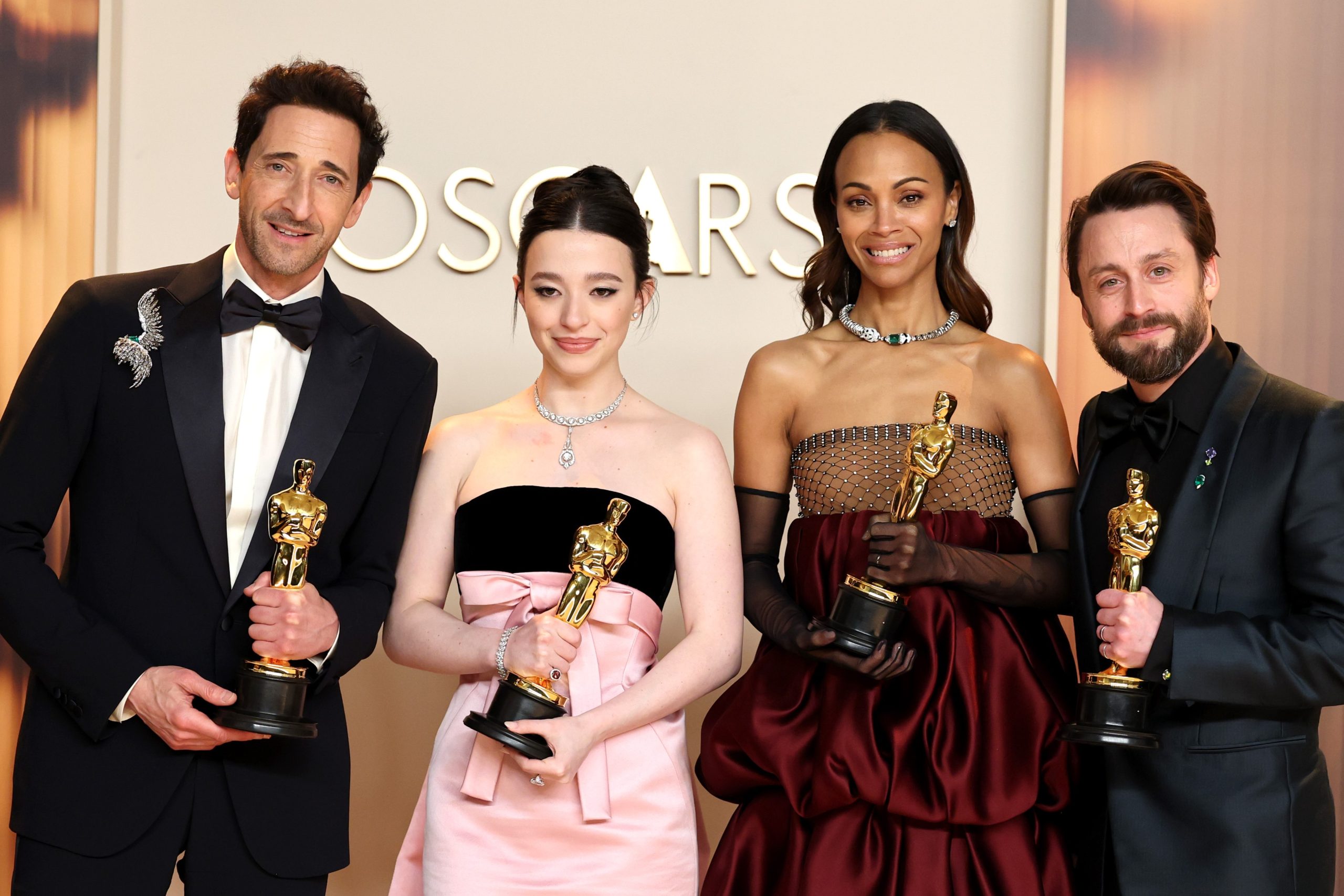 Adrien Brody, A brutalista című filmben nyújtott alakításáért a legjobb férfi főszereplő díj nyertese, Mikey Madison, az Anora főszerepéért a legjobb női főszereplő, Zoe Saldaña, az Emilia Pérez mellékszerepéért a legjobb női mellékszereplő, valamint Kieran Culkin, a Rokonszenvedés című filmben nyújtott alakításáért a legjobb férfi mellékszereplő díj nyertese pózolnak a sajtószobában a 97. Oscar-gálán,