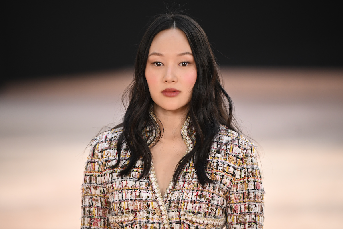 Yerin Ha színes ruhában a Chanel Womenswear 2025-2026 őszi/téli bemutatóján a Párizsi Divathéten, 2025 március